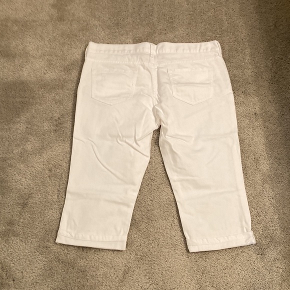 Old Navy Diva Distressed White Jean Capris - Picture 3 of 5